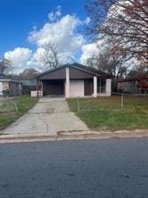 view of front of house featuring a front yard