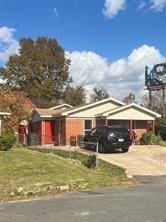 view of front of house featuring a carport and a front lawn