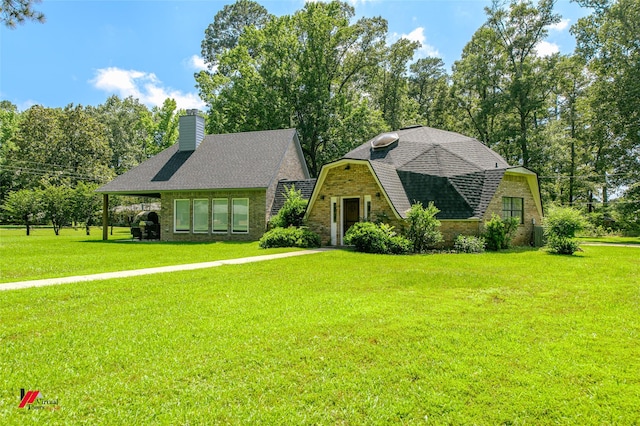 view of front facade with a front lawn