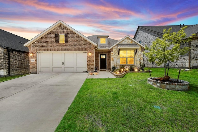 view of front of property featuring a yard