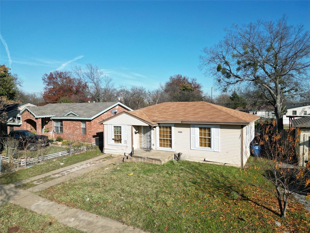 view of front of property featuring a front lawn