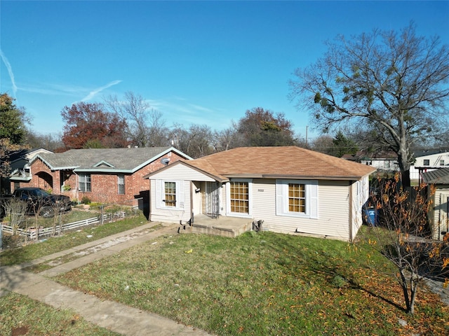 view of front of property featuring a front lawn