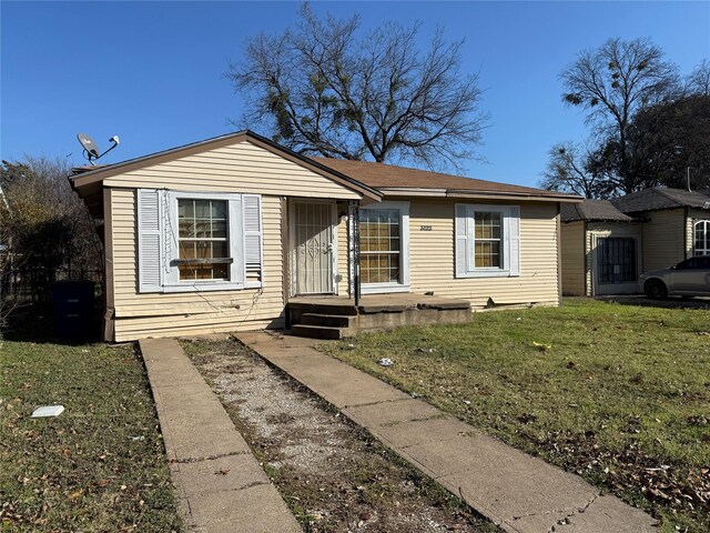 view of front of house featuring a front yard