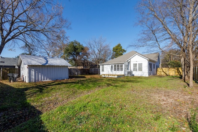 view of yard featuring a shed