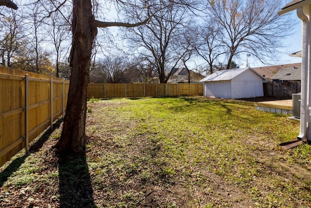 view of yard with an outdoor structure