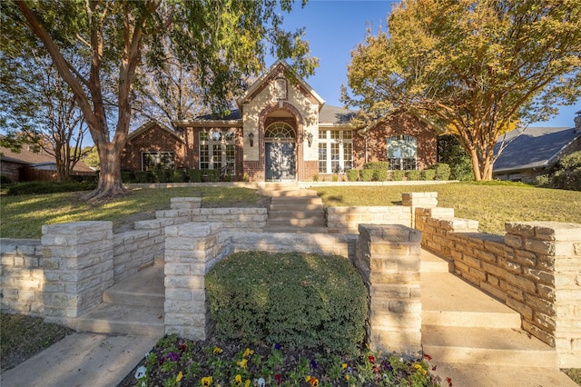 view of front facade featuring a front yard