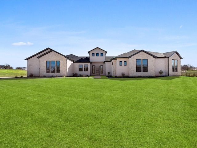 view of front of house featuring a front lawn