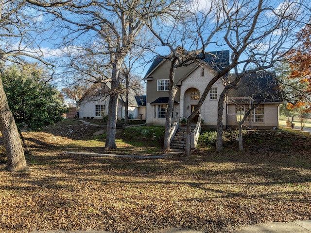 view of front facade featuring a front lawn