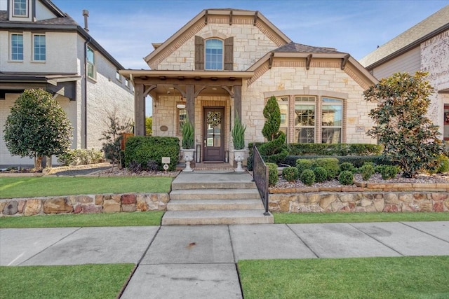 view of front of house featuring a front lawn