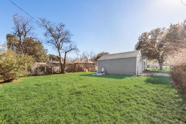 view of yard with an outbuilding