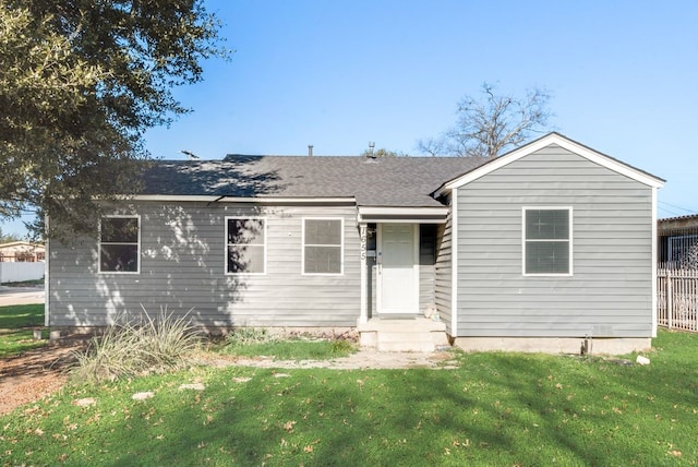 view of front of property featuring a front yard