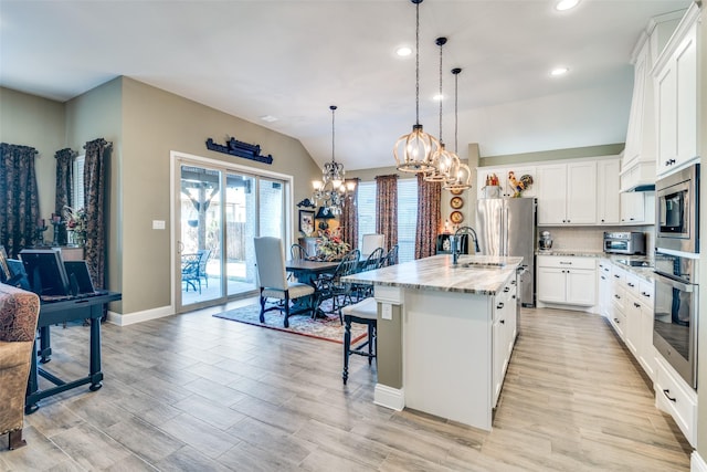 kitchen with an inviting chandelier, a kitchen island with sink, stainless steel appliances, baseboards, and recessed lighting