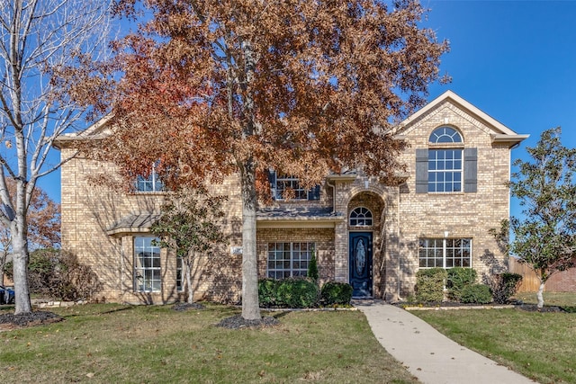 view of front of property featuring a front yard