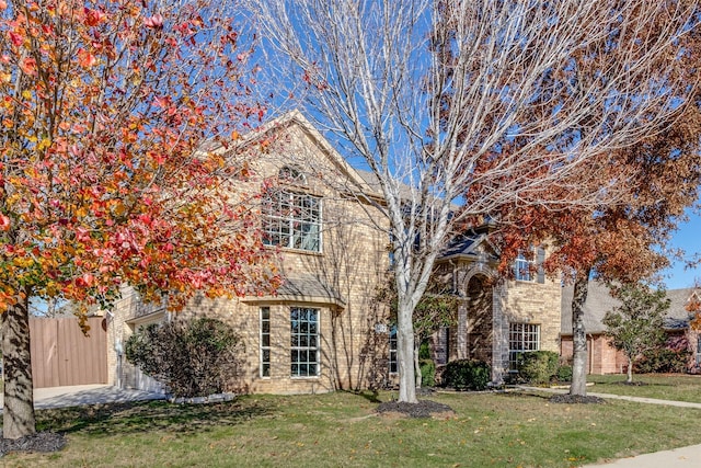 view of front facade featuring a front yard