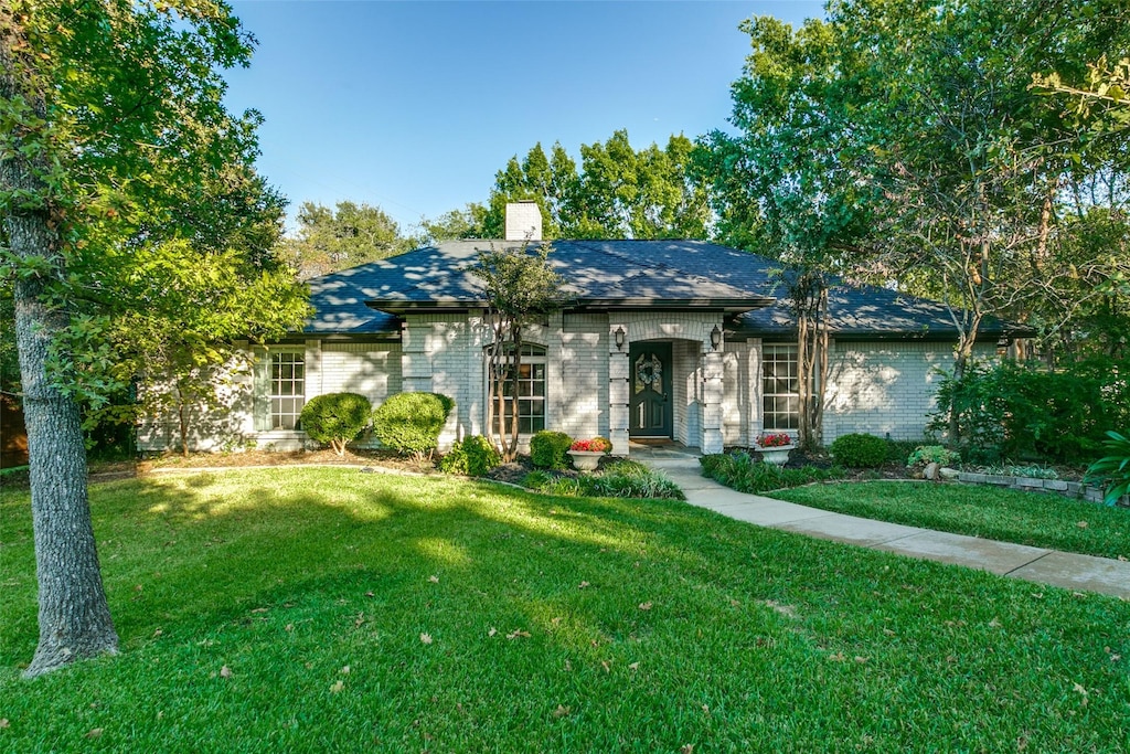 single story home featuring a front yard