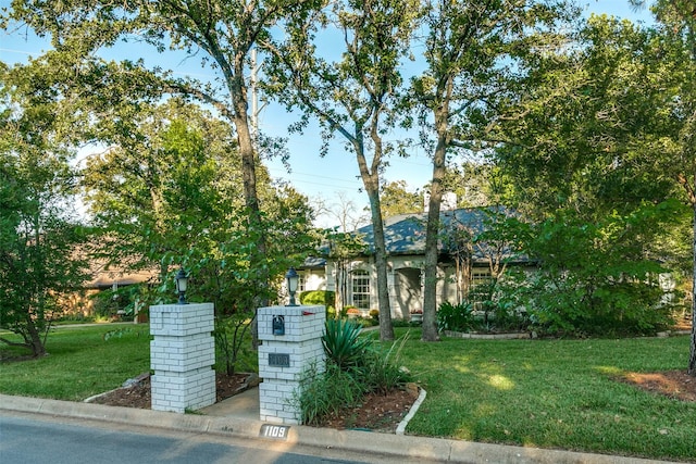 view of front of property with a front yard