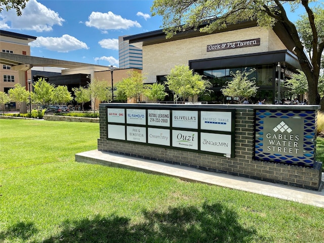 view of property's community featuring a yard