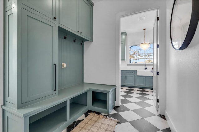 mudroom with sink and a notable chandelier