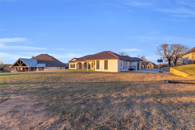 view of front facade featuring a garage and a front lawn