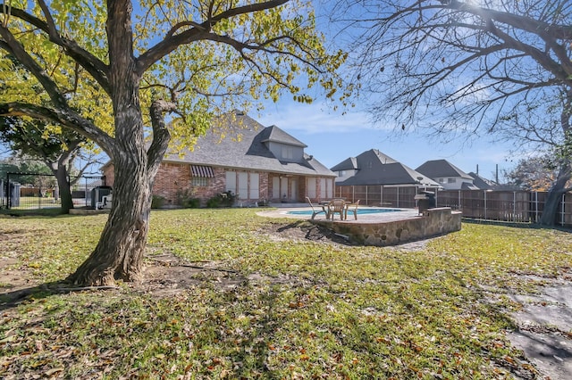 view of yard with a fenced in pool