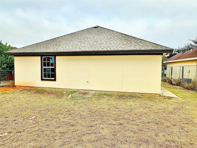 view of side of property featuring a lawn