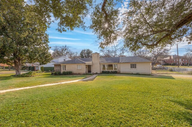 single story home with a front lawn