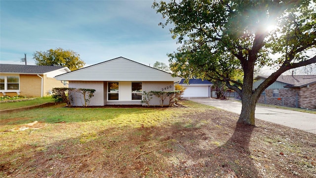 ranch-style home featuring a front lawn