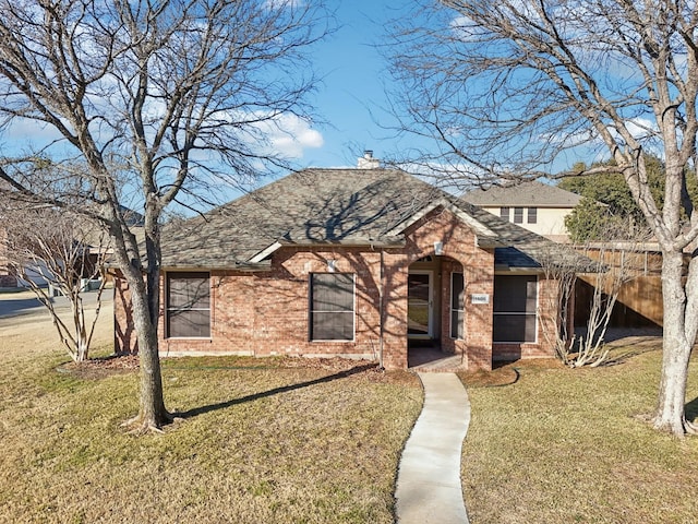 view of front of property featuring a front lawn