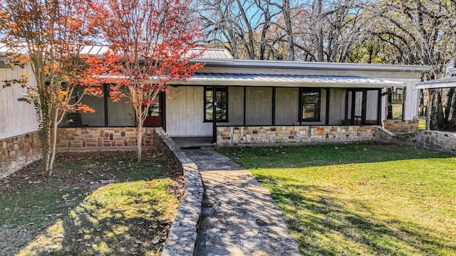 view of front facade with a front yard