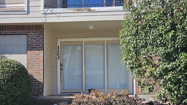 entrance to property featuring a balcony