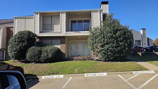 multi unit property featuring a front lawn