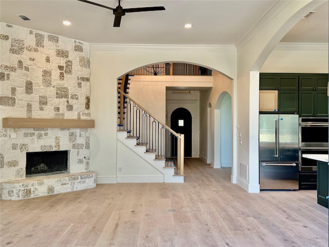 interior space featuring visible vents, ceiling fan, ornamental molding, and baseboards