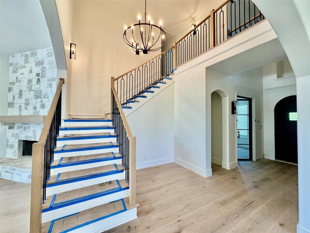 foyer entrance featuring ceiling fan, plenty of natural light, and light wood-style flooring