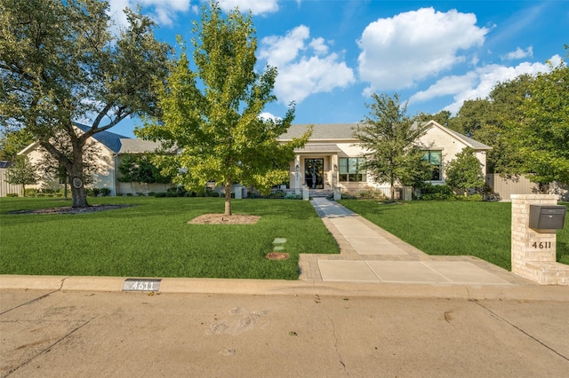 view of front facade featuring a front lawn