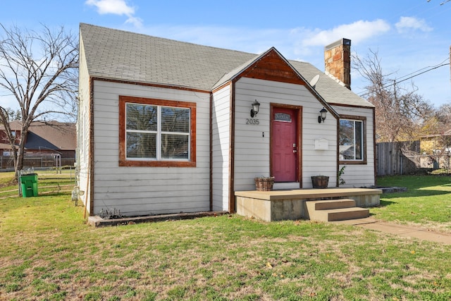 view of front of property featuring a front yard