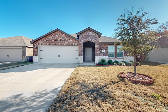 view of front of house featuring a garage and a front yard