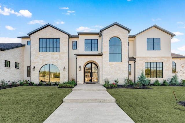 view of front of property featuring a front yard