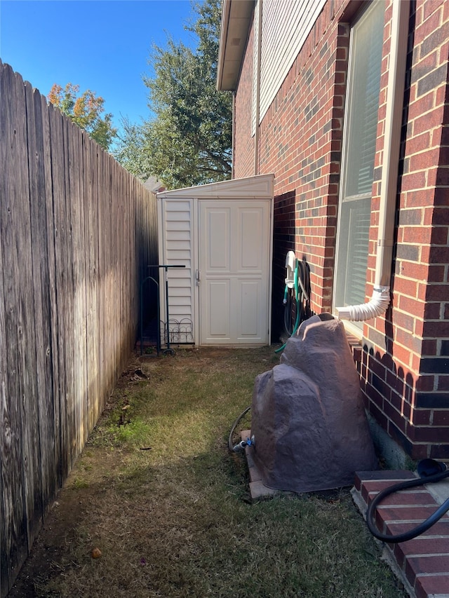 view of yard with a storage shed