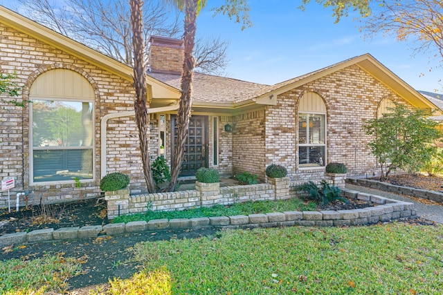 view of front of house featuring a front lawn