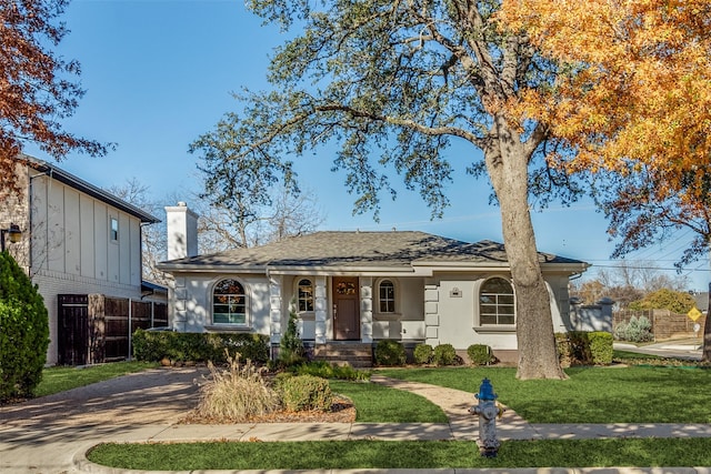 view of front facade featuring a front yard