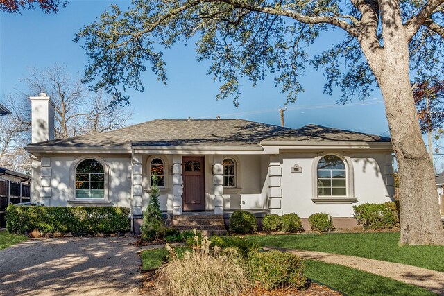 single story home with a front lawn