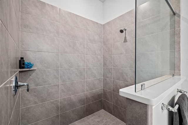 bathroom featuring a tile shower