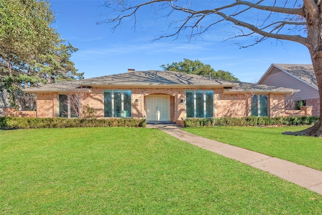 single story home featuring a front lawn