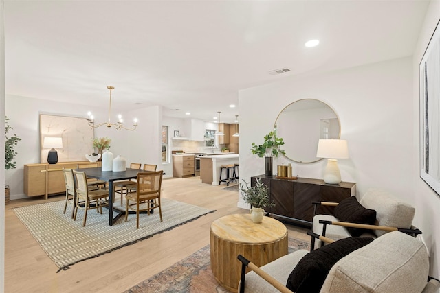 dining room featuring an inviting chandelier, recessed lighting, visible vents, and light wood finished floors