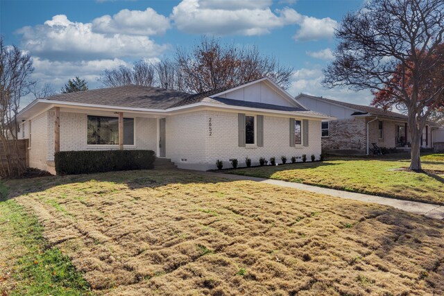 ranch-style home featuring a front lawn