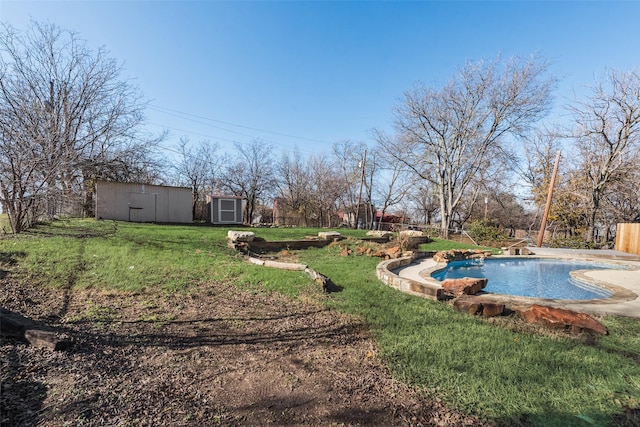 view of yard featuring a shed