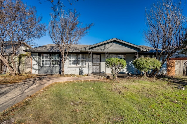 single story home with a front lawn