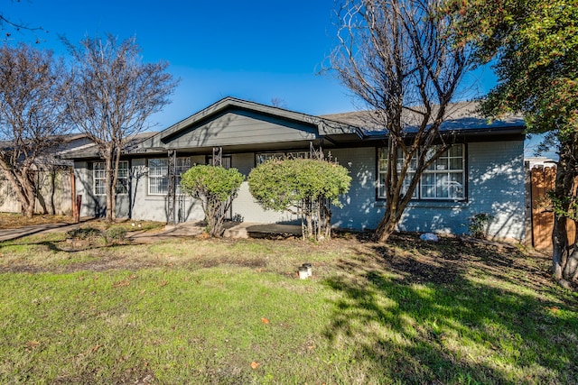 view of front of property featuring a front yard