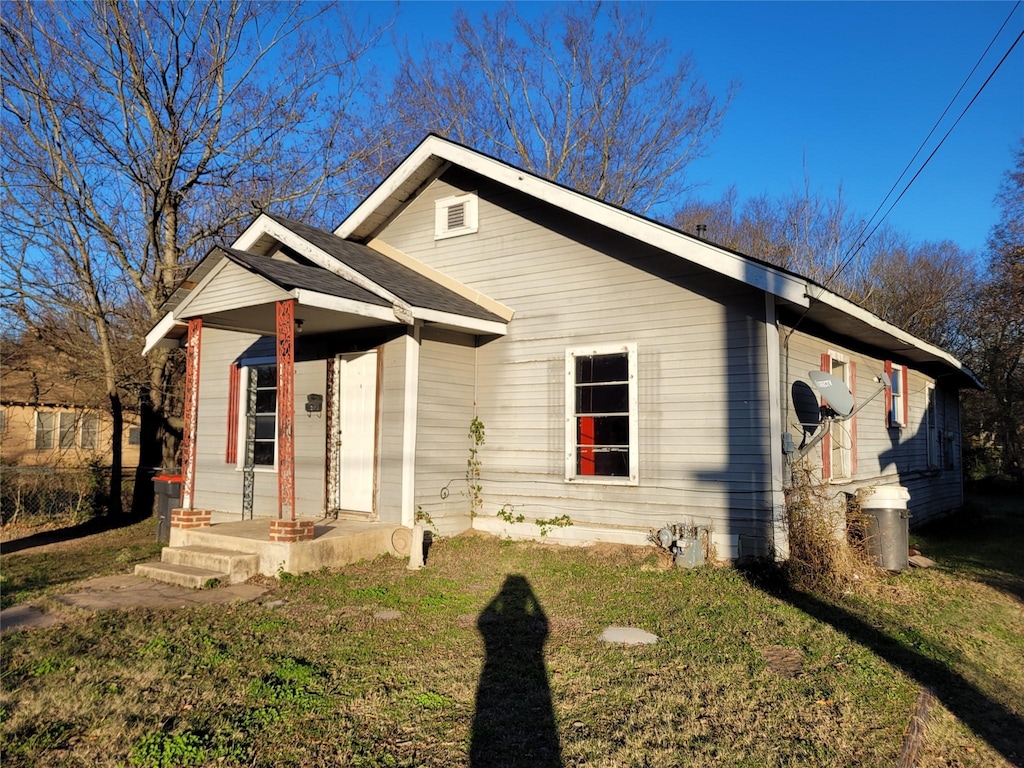 bungalow-style house featuring a front yard