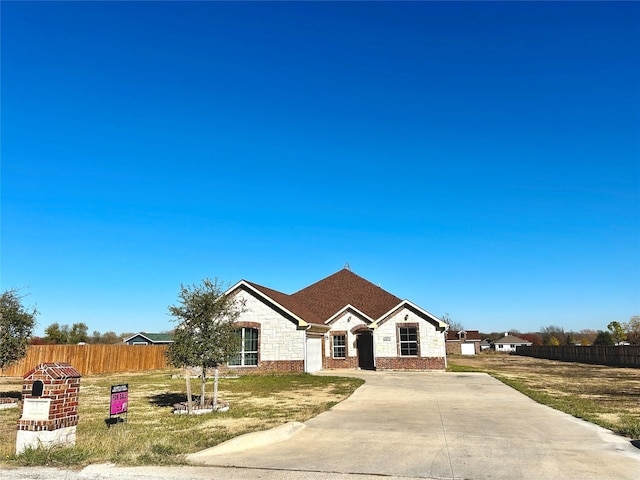 view of front of property with a front yard